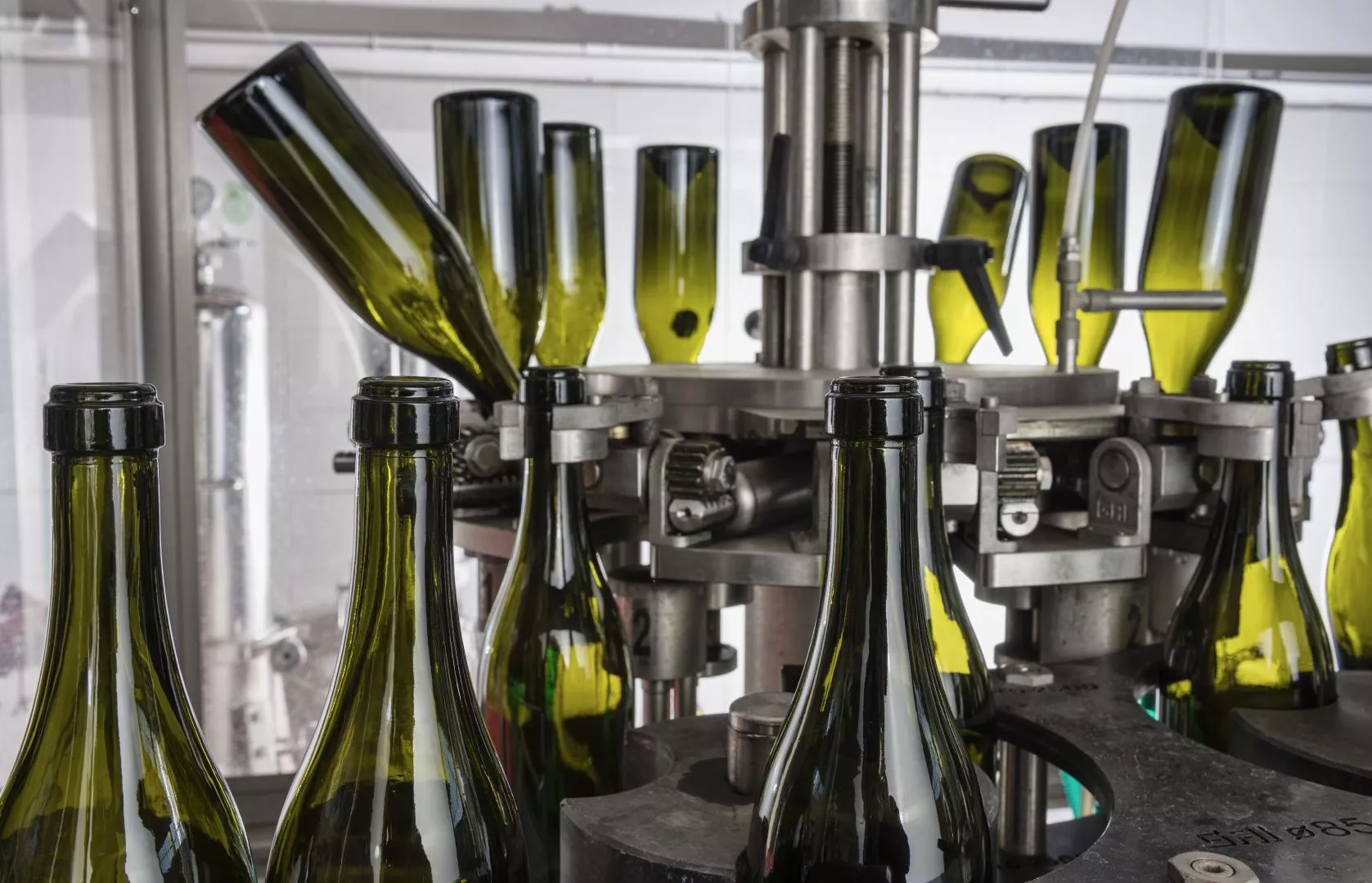 What to Consider Before Purchasing a Bottle Capping Machine